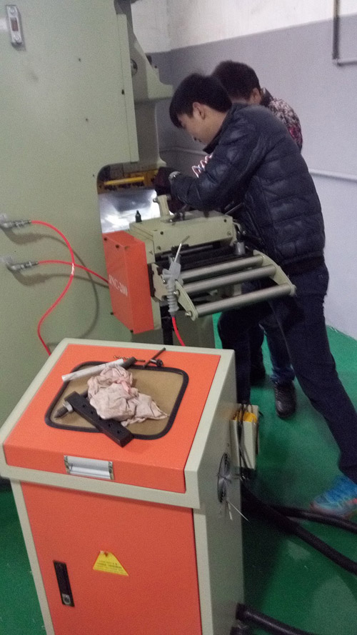 伺服送料機安裝現場